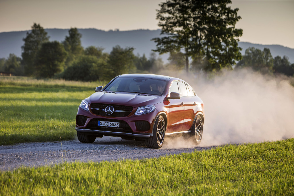 In den Staub: Auch abseits befestigter Straßen fühlt sich Daimlers Neuzugang wohl, das serienmäßige Luftfahwerk sorgt für mehr Bodenfreiheit