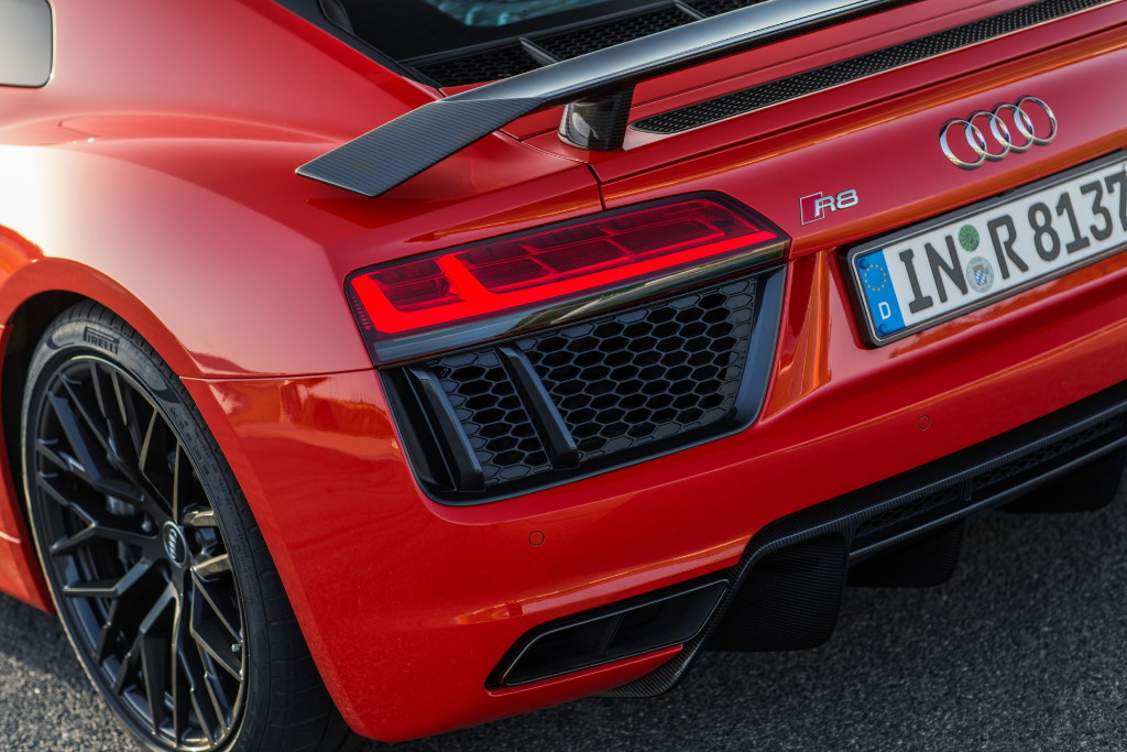 Der feststehende Spoiler ist das Kennzeichen der geschärften "plus" Variante des R8, beim normalen V10 gibt es eine motorisch ausfahrende, dezentere Version