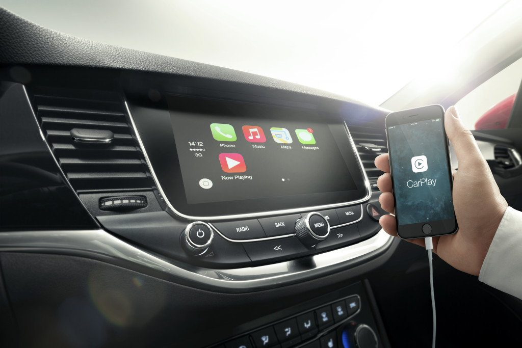 Mit CarPlay integriert sich das iPhone nahtlos in das Infotainment, Googles Android Auto soll 2016 folgen