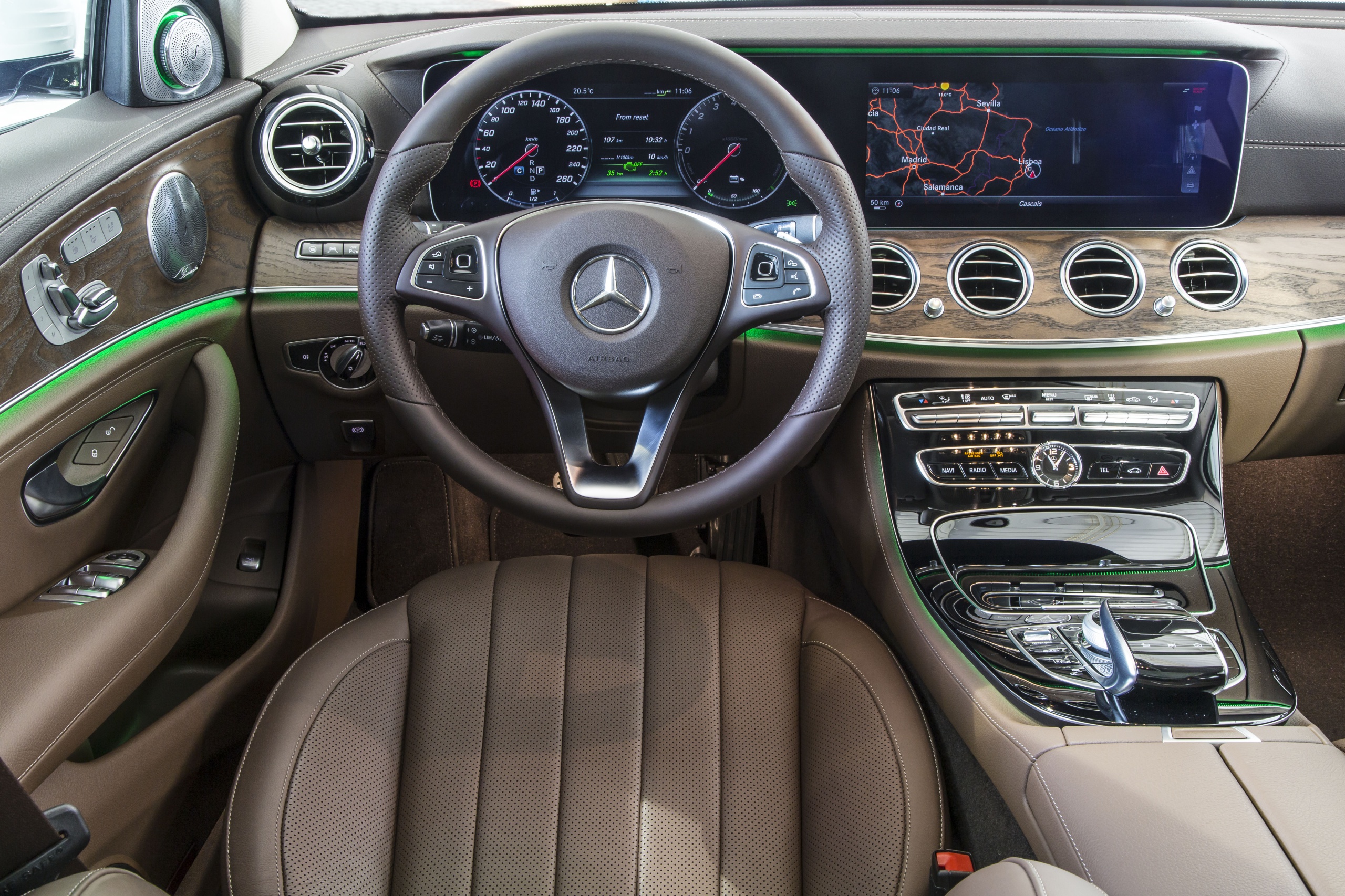 Arbeitsplatz mit gewohnter Ordnung: Im COckpit dominieren die beiden 13 Zoll Displays, die hinter einer Glasplatte zu einem riesigen Panoramabildschirm verschmelzen