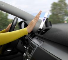 Logitechs Logi ZeroTouch ermöglicht Kommunikation im Auto ohne Risiko