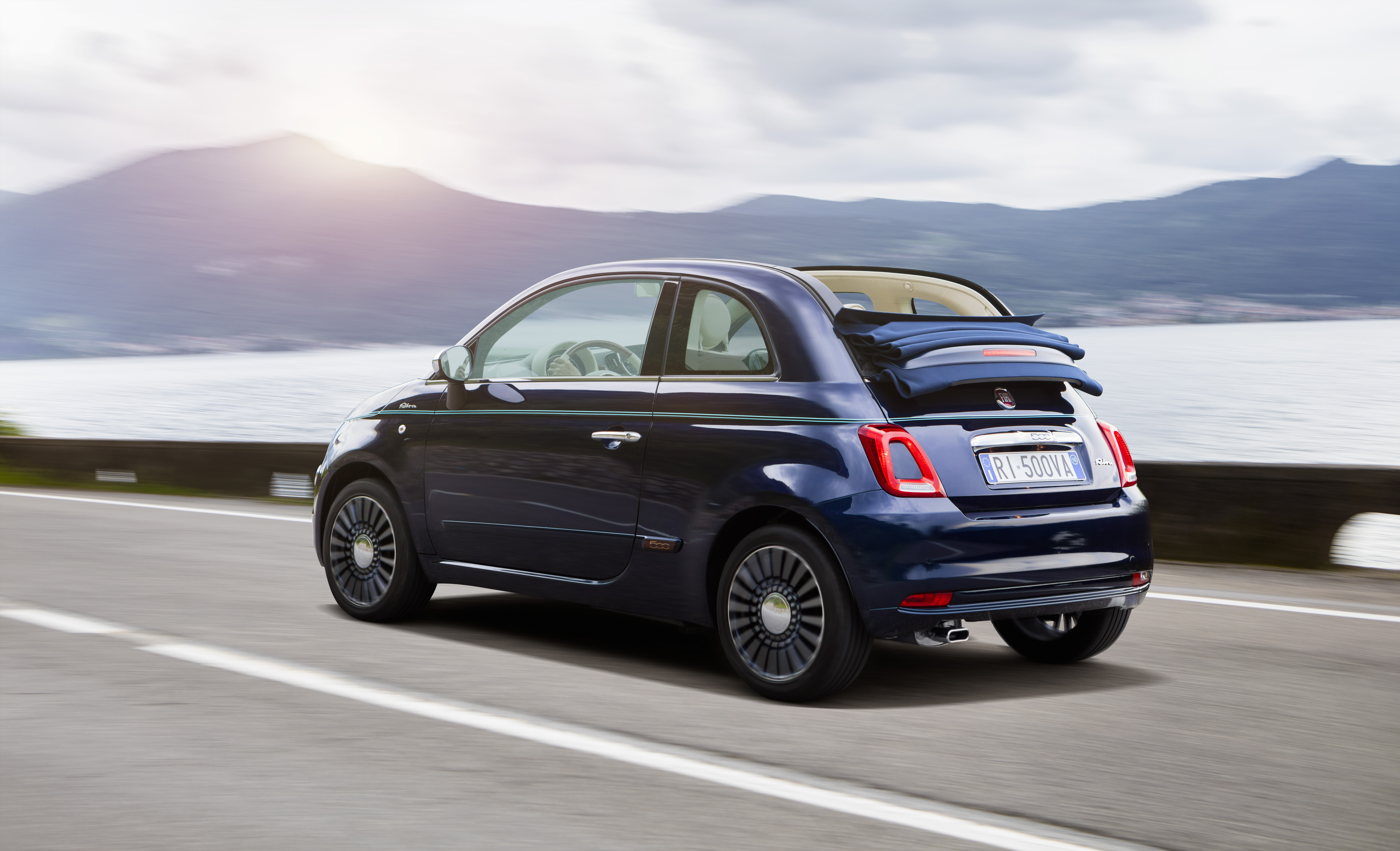 Das Cabrio des Fiat 500 Riva besitzt passend zur exklusiven, blauen Lackierung ebenfalls ein blaues Verdeck