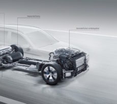 Die kompakte Brennstoffzelle passt in den Motorraum, im Heck unterstützt ein 9 kWh fassender Lithium-Ionen-Akku den GLC F-Cell