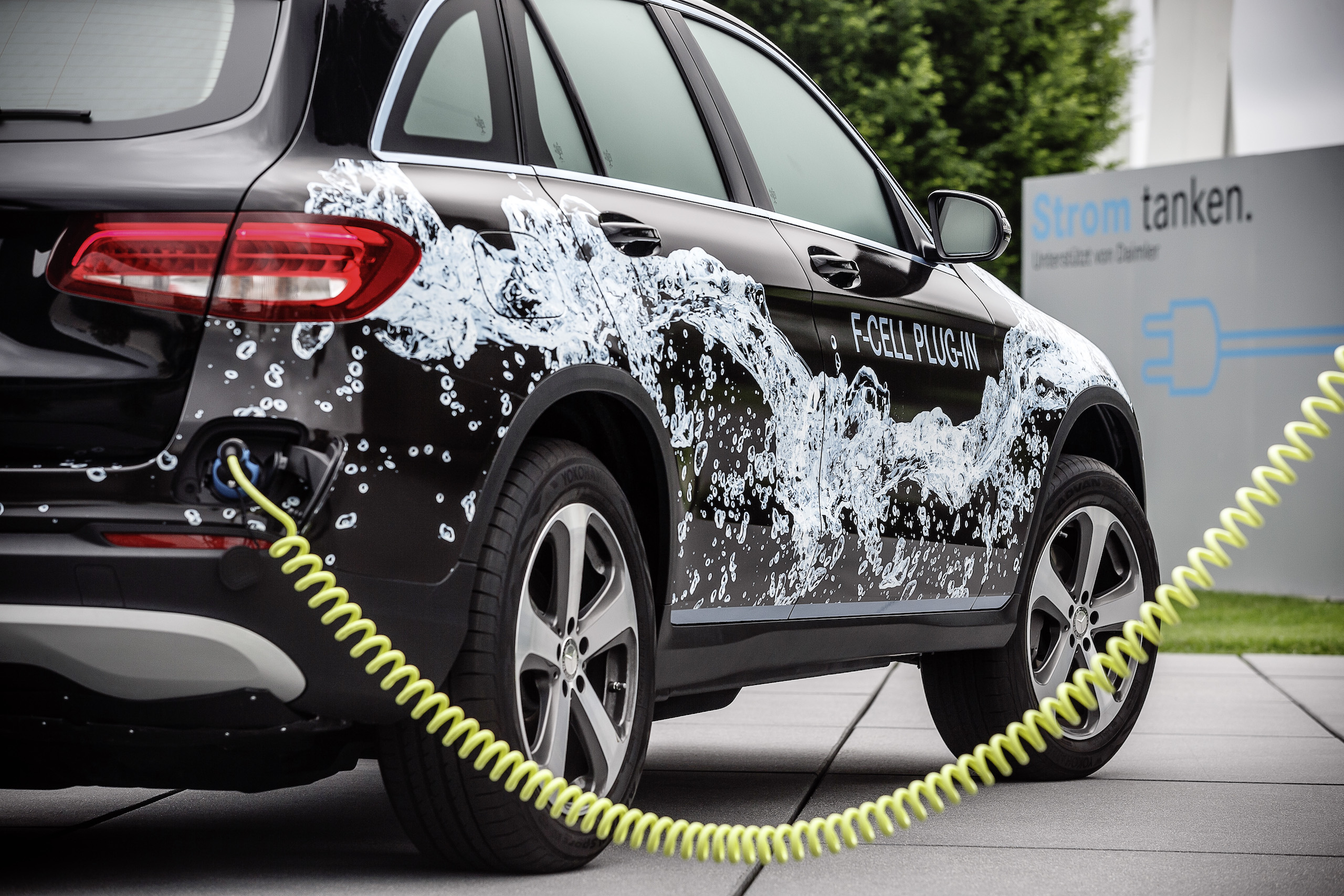 Die Brennstoffzelle bekommt einen Stecker: Der GLC F-Cell besitzt eine zusätzliche Batterie für mehr Leistung und lässt sich per Kabel laden