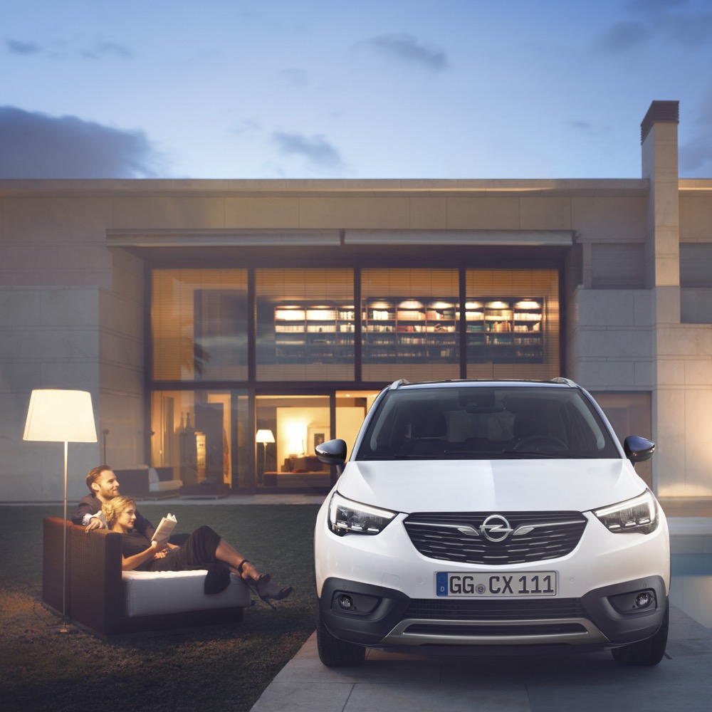 Schade, Preis und Motorisierungen des Crossland X verrät Opel noch nicht, aber man kann sich ja schon mal den Stuhl zum Betrachten des Neuzugangs vors Haus stellen