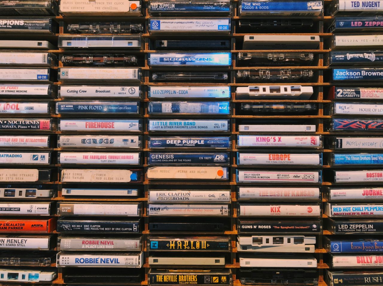 Ach ja, Kompaktcassetten. Einst gab es sie vorgespielt, geliebter allerdings waren die selbst zusammengeschnittenen Mixtapes / Foto: Jon Tyson, Unsplash